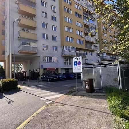 2 Room Apartment, Near Oc Galeria, Petrzalka Bratislava Bagian luar foto