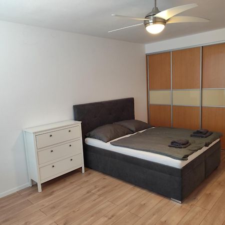 2 Room Apartment, Near Oc Galeria, Petrzalka Bratislava Bagian luar foto