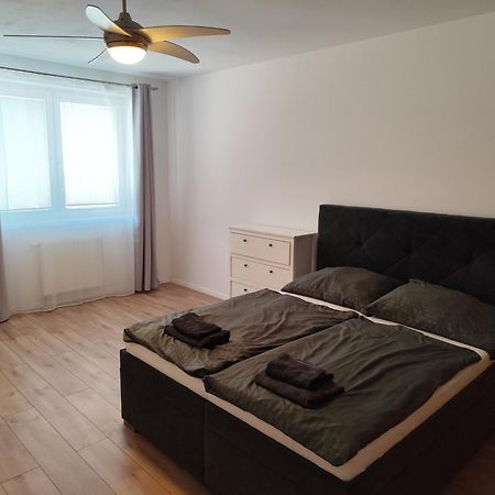 2 Room Apartment, Near Oc Galeria, Petrzalka Bratislava Bagian luar foto