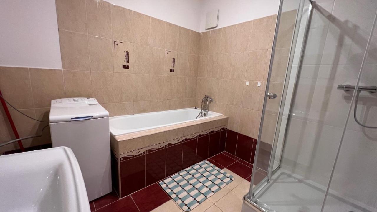 2 Room Apartment, Near Oc Galeria, Petrzalka Bratislava Bagian luar foto