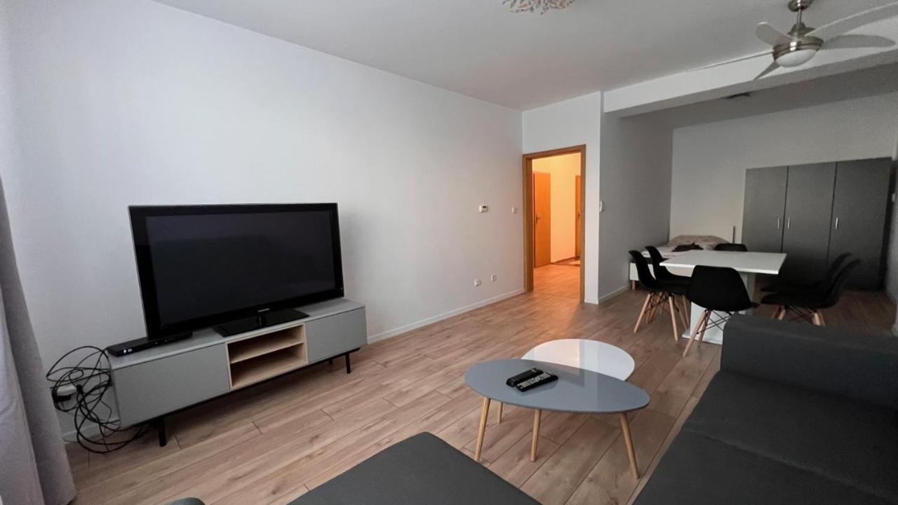 2 Room Apartment, Near Oc Galeria, Petrzalka Bratislava Bagian luar foto