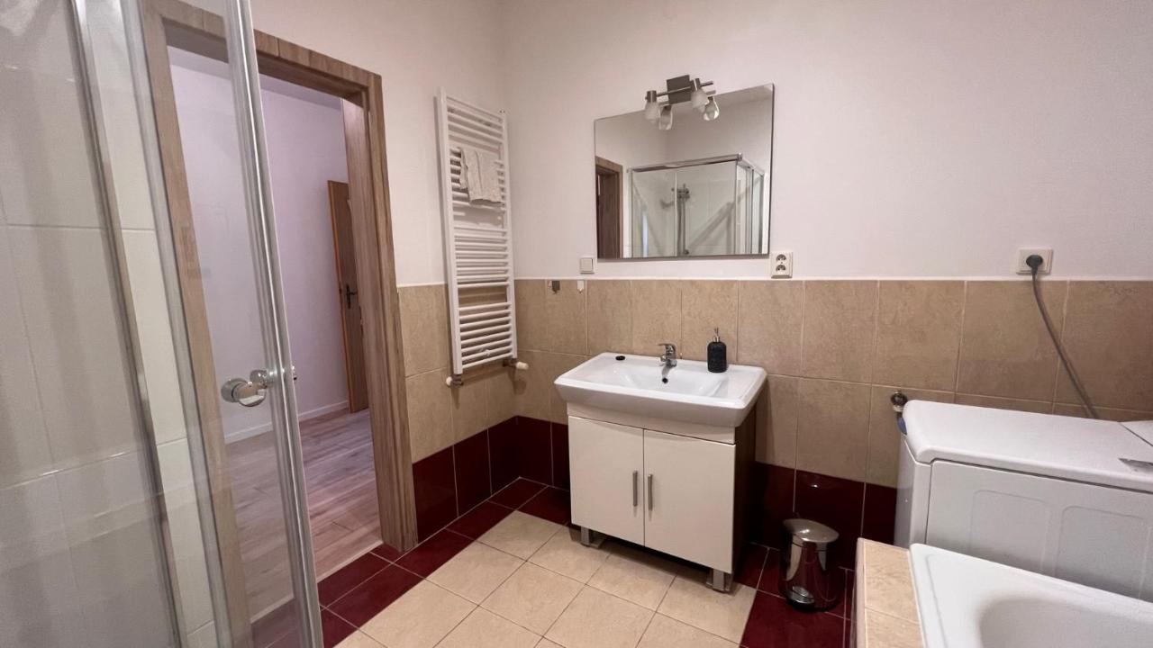 2 Room Apartment, Near Oc Galeria, Petrzalka Bratislava Bagian luar foto