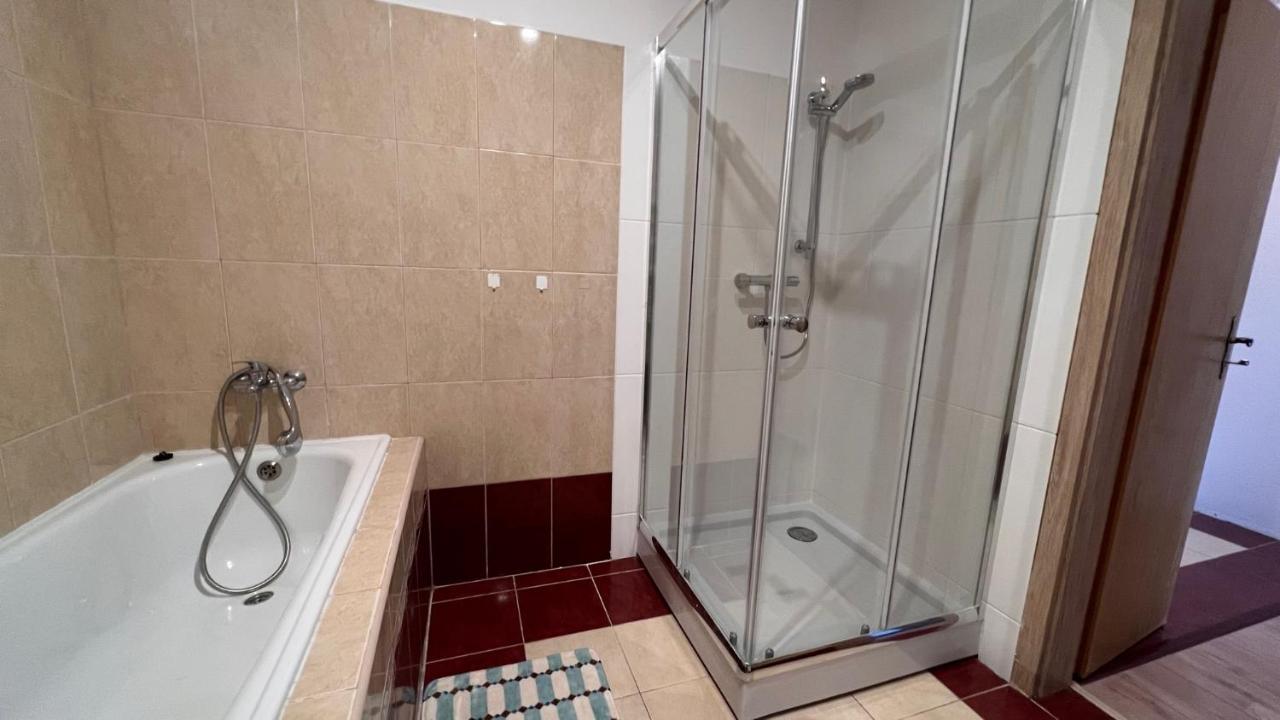 2 Room Apartment, Near Oc Galeria, Petrzalka Bratislava Bagian luar foto