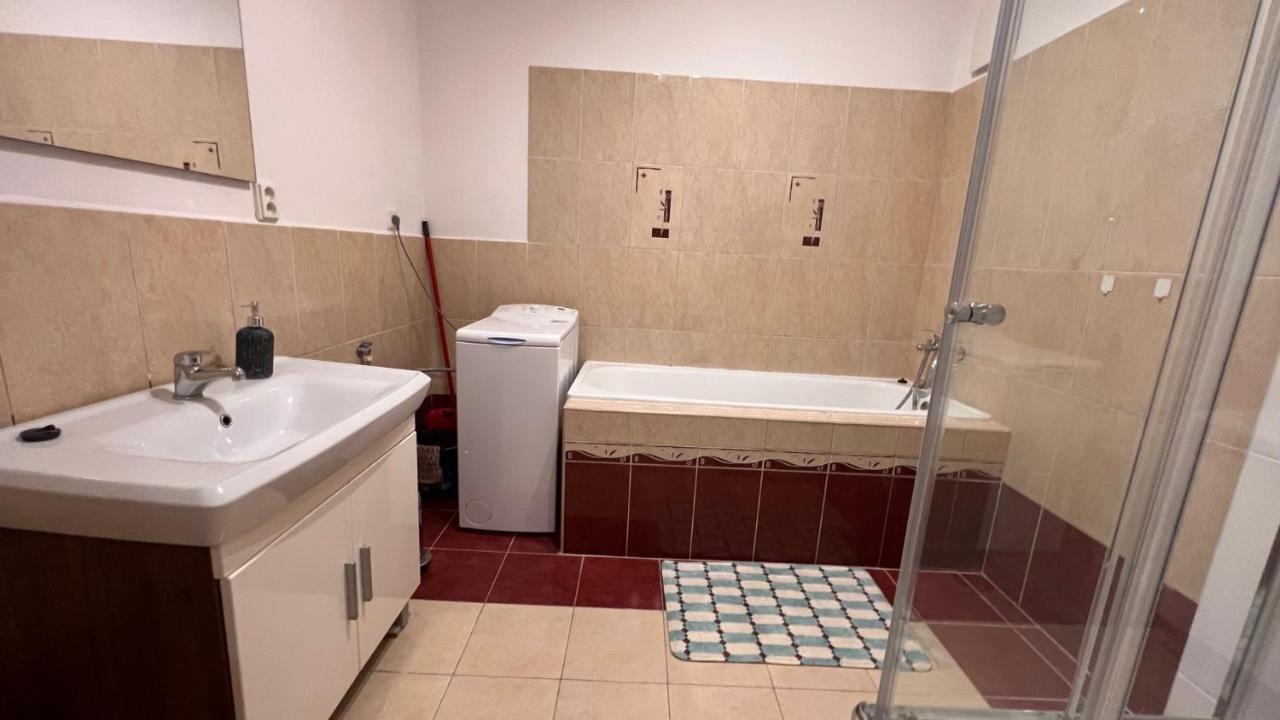 2 Room Apartment, Near Oc Galeria, Petrzalka Bratislava Bagian luar foto