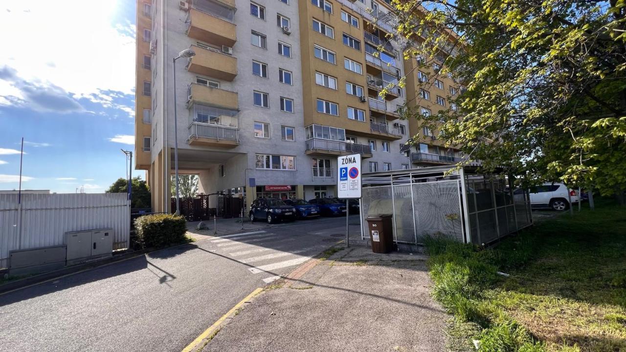 2 Room Apartment, Near Oc Galeria, Petrzalka Bratislava Bagian luar foto