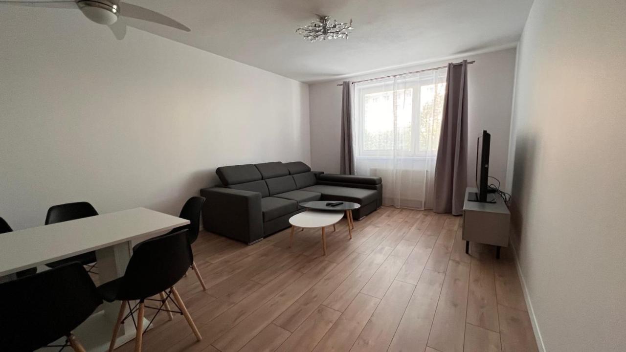 2 Room Apartment, Near Oc Galeria, Petrzalka Bratislava Bagian luar foto
